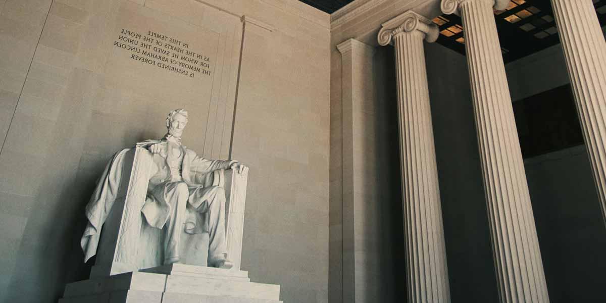 位于华盛顿特区林肯纪念堂的亚伯拉罕·林肯雕像
