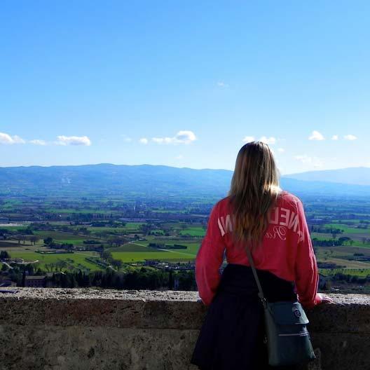 一位本笃会学生眺望意大利风景
