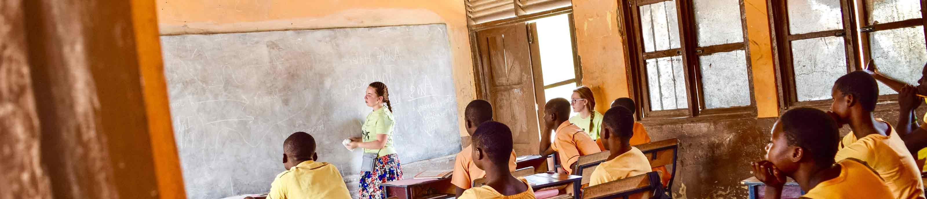 一位太阳城官网的学生在加纳的一所学校教书