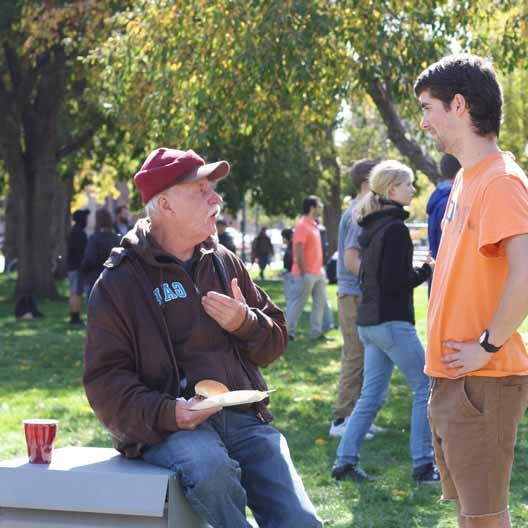 丹佛市，一名学生在基督期间对一名男子讲话